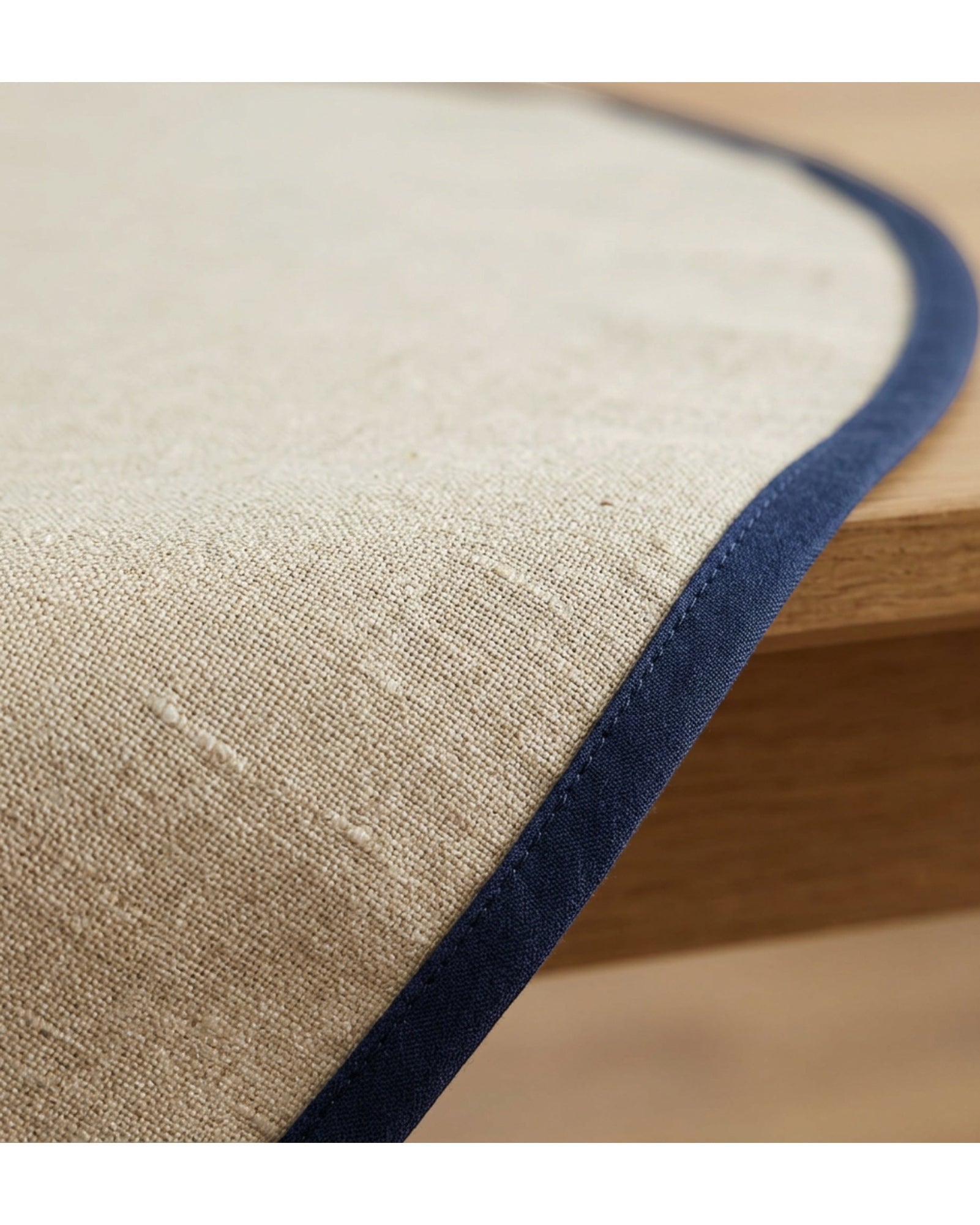Motovexa Linen Cotton Round Tablecloth 180 cm Natural with Navy Edge - Detail view